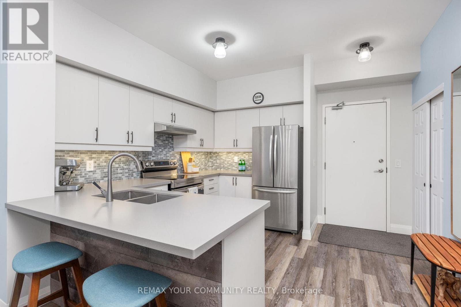 202 - 9973 KEELE STREET photo 2