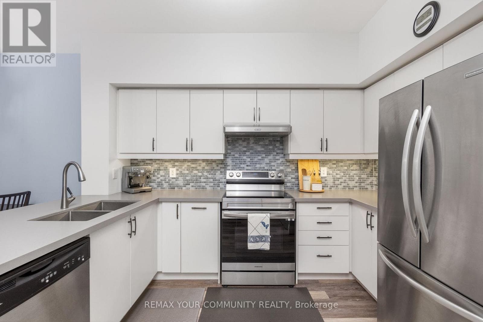 202 - 9973 KEELE STREET photo 3
