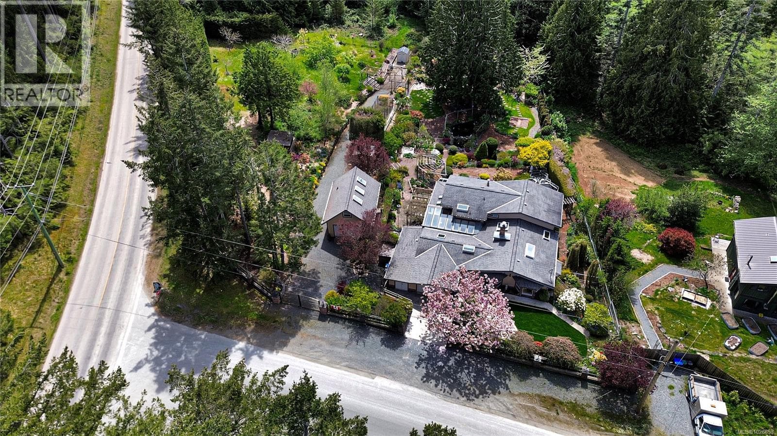 2 bed 3 bath single family at 697 Crestwood Rd — $975,000