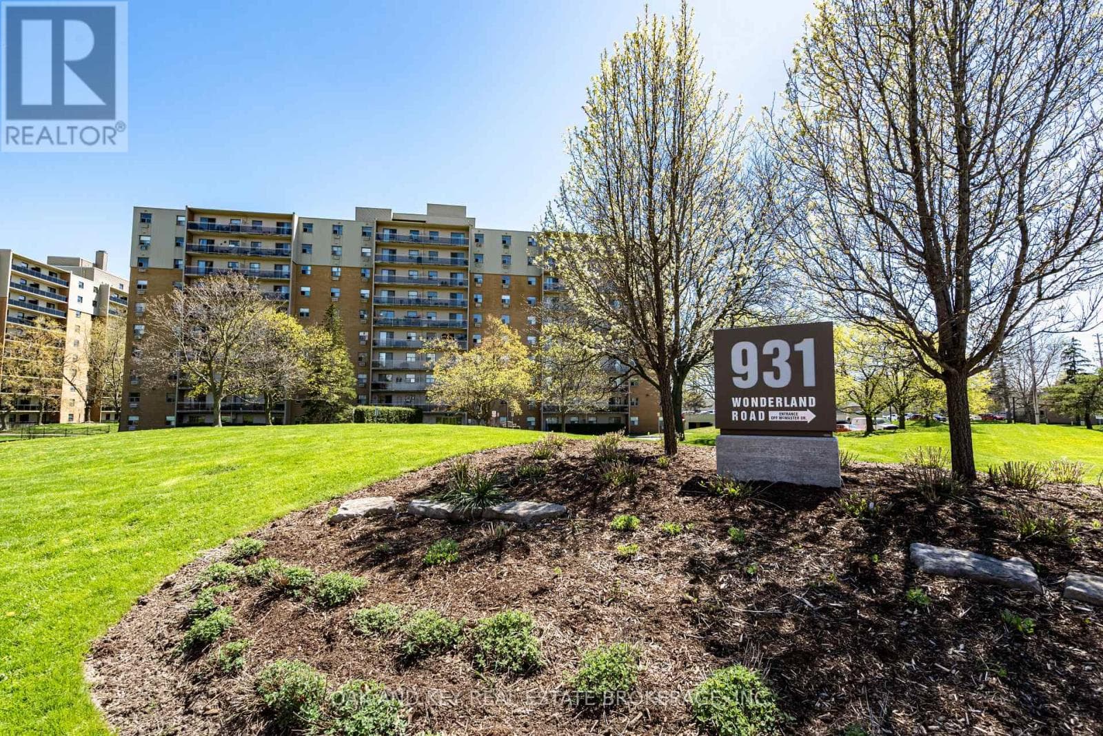 1 bed 1 bath single family at 1007 - 931 WONDERLAND RD ROAD S — $259,900