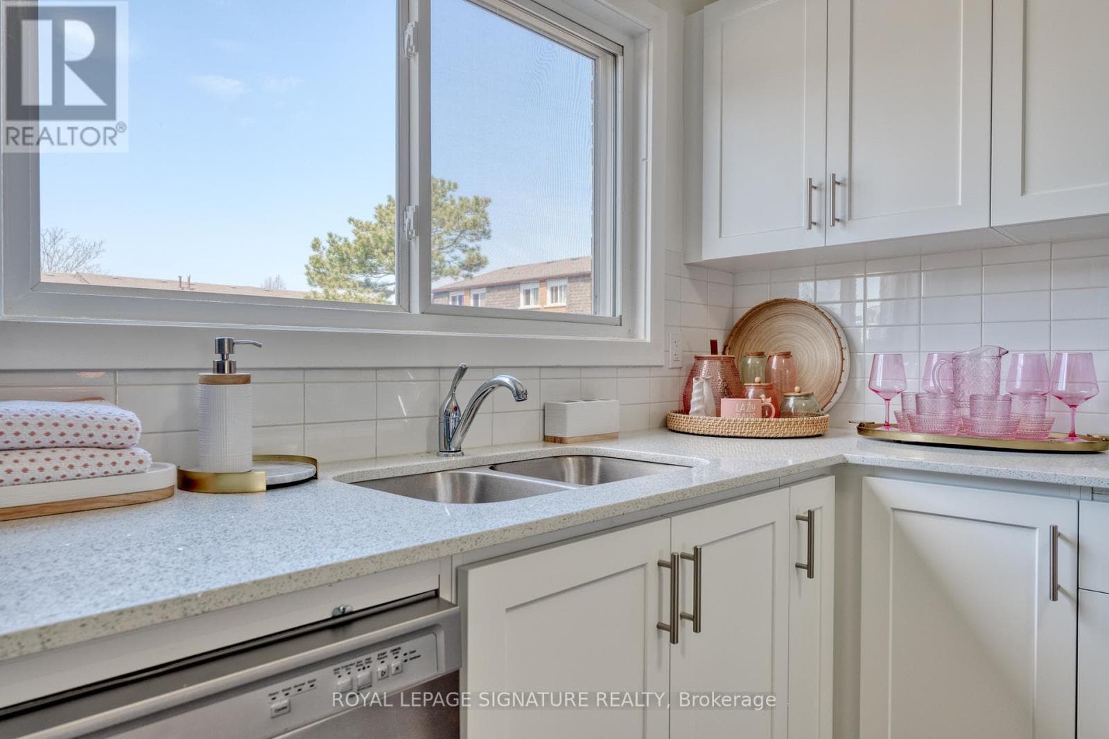22 - 20 ANNA CAPRI DRIVE photo 4