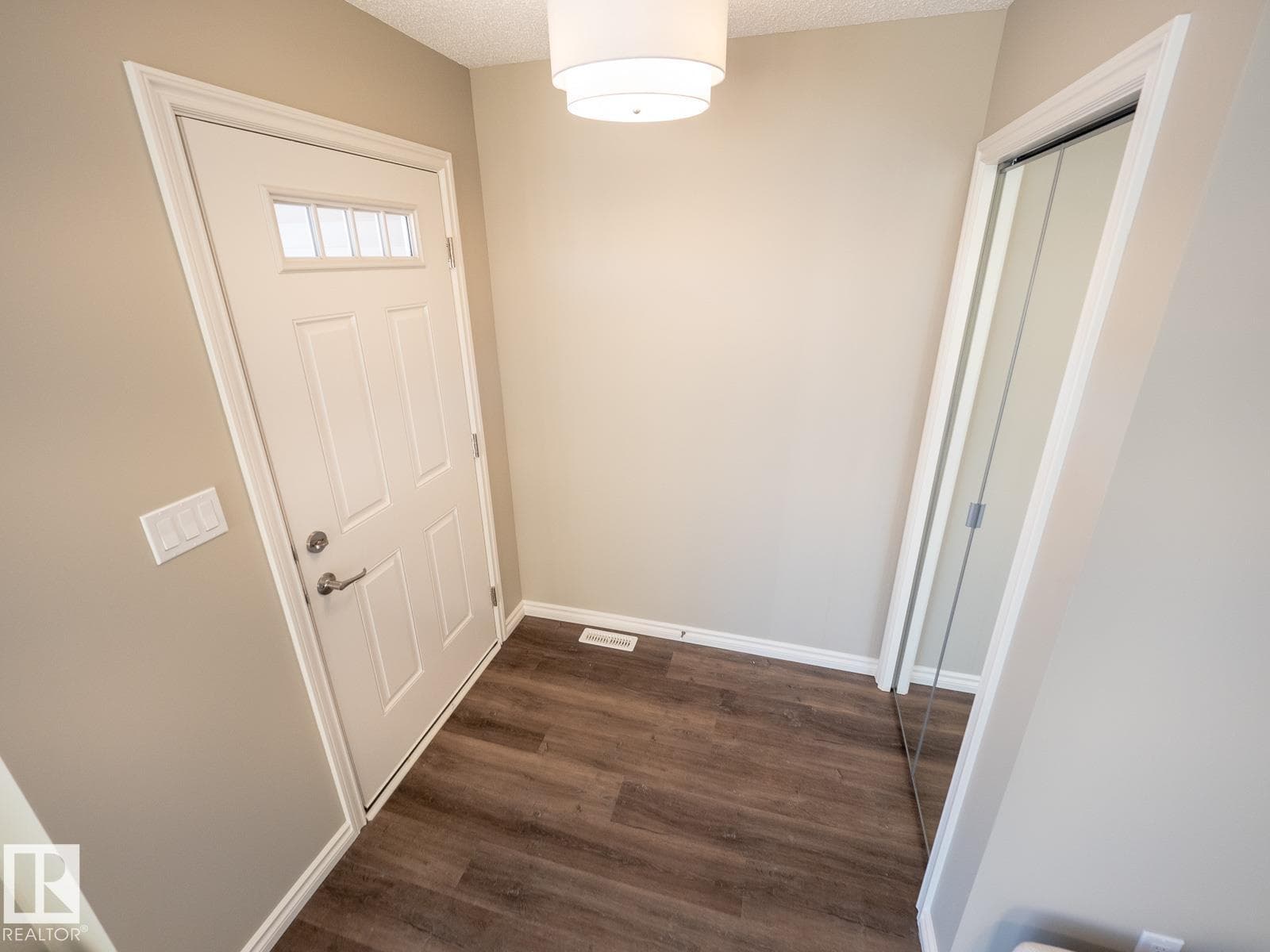 390 Eastwood DR — photo 2