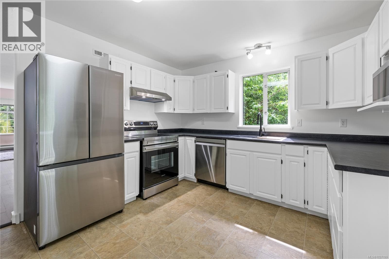 1333 Carmel Pl photo 3