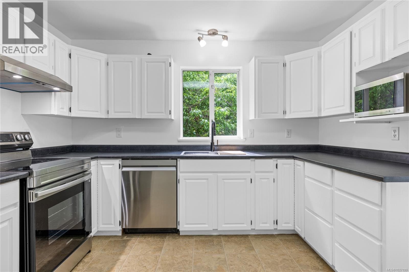 1333 Carmel Pl photo 4
