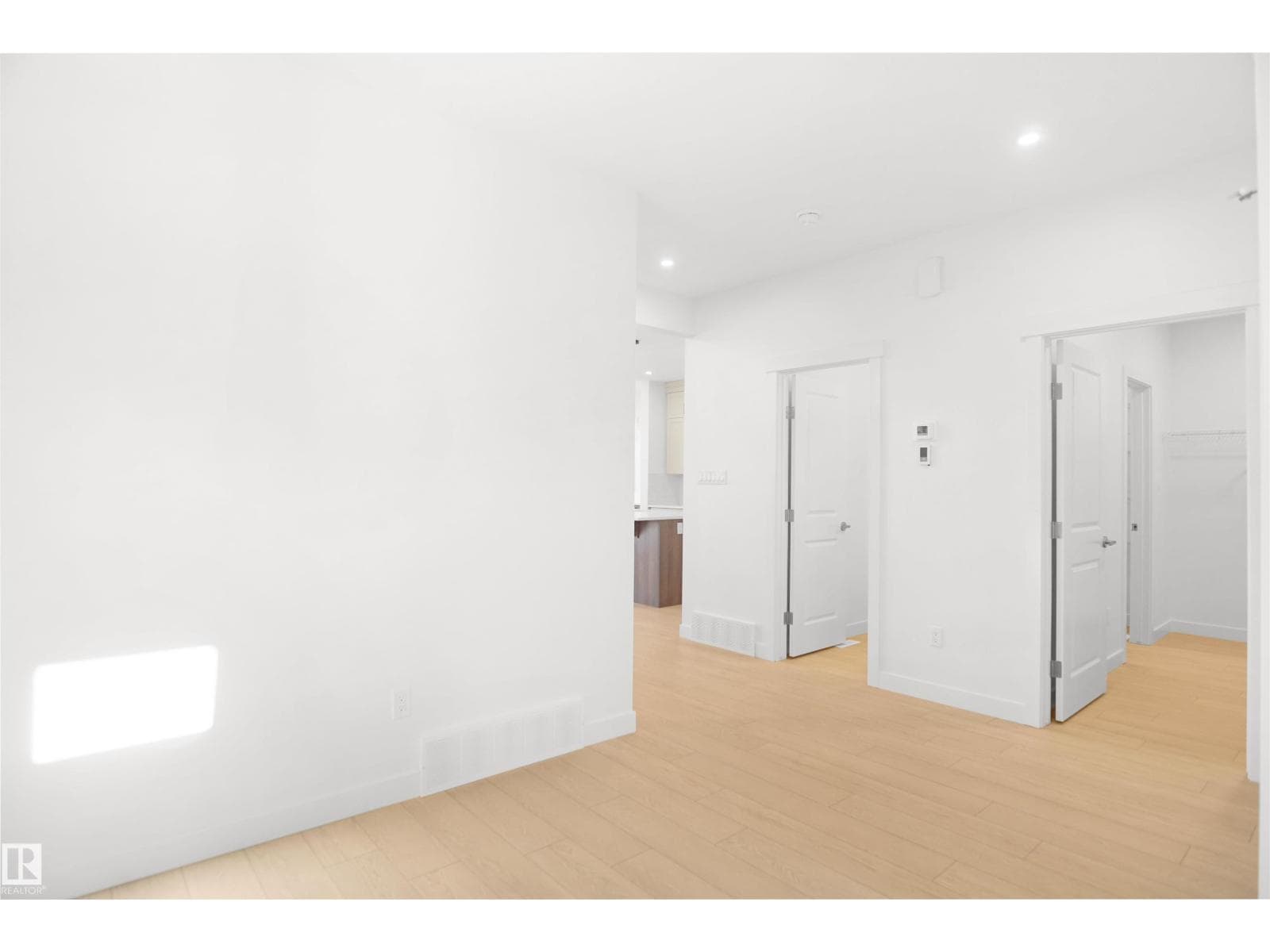 20608 27 AV NW photo 4