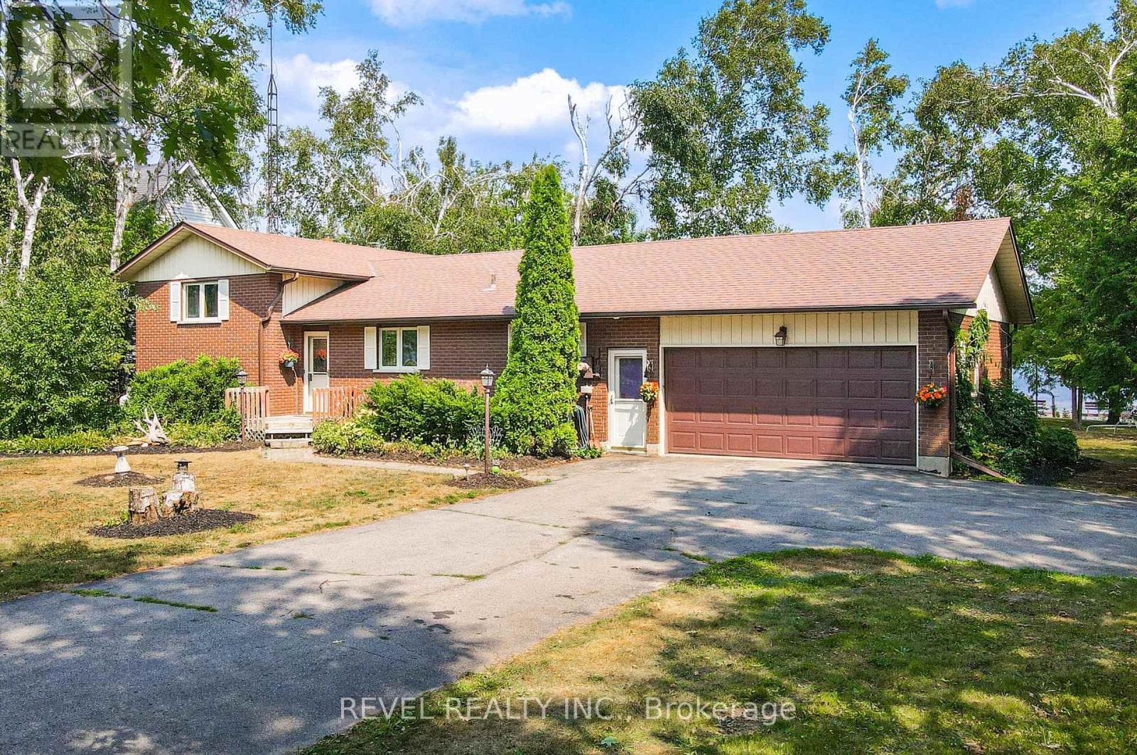 126 PINEWOOD BOULEVARD photo 2
