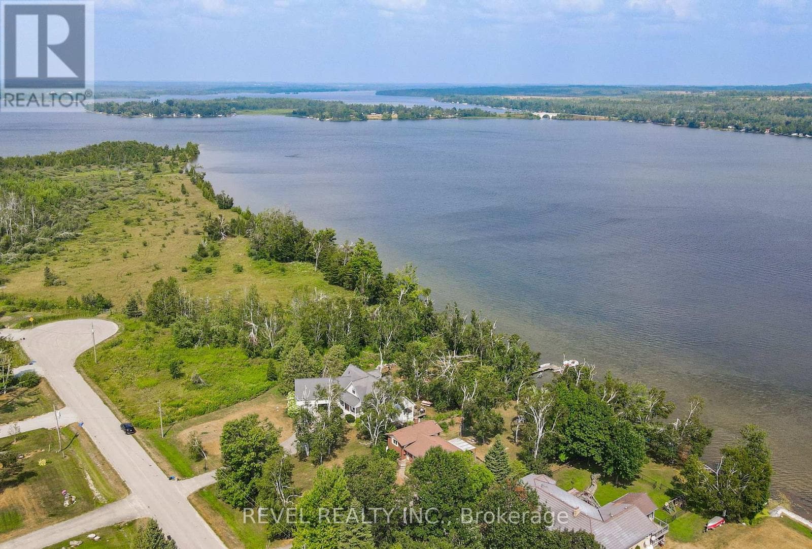 126 PINEWOOD BOULEVARD photo 3