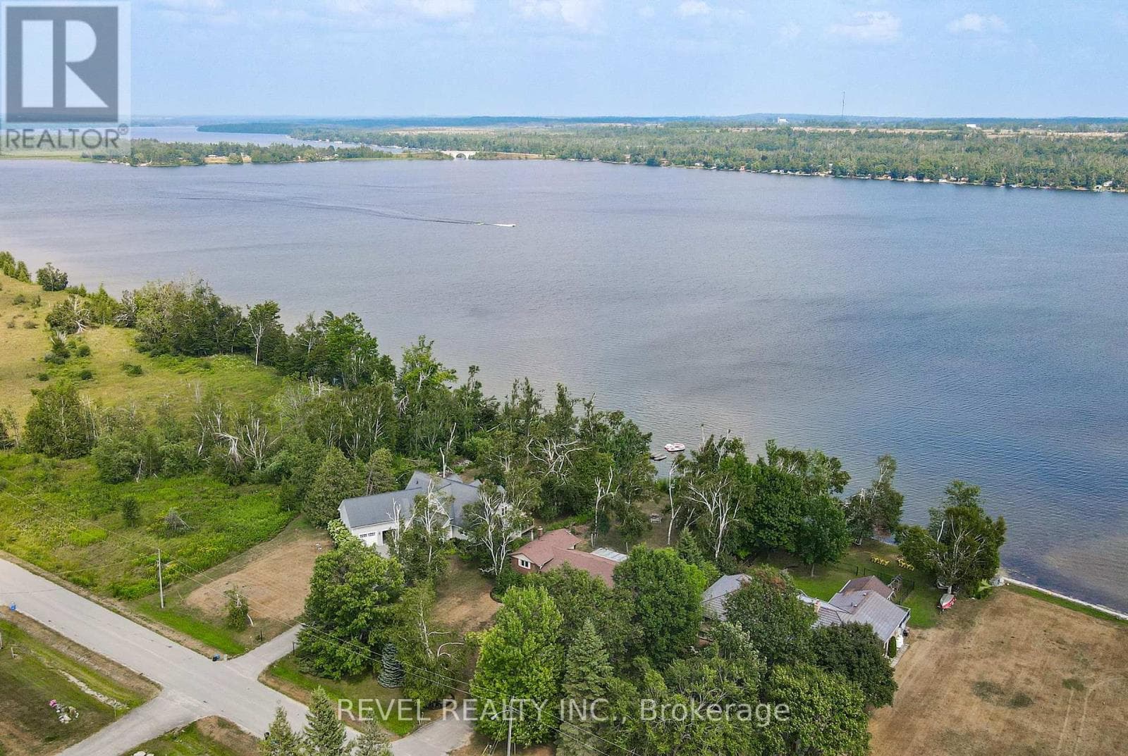 126 PINEWOOD BOULEVARD photo 4