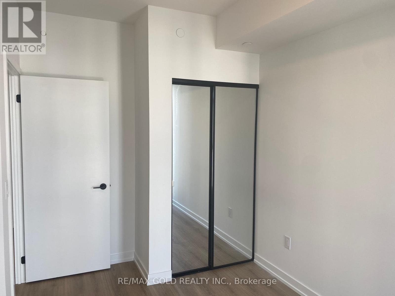 301 - 10 LAGERFELD DRIVE photo 4