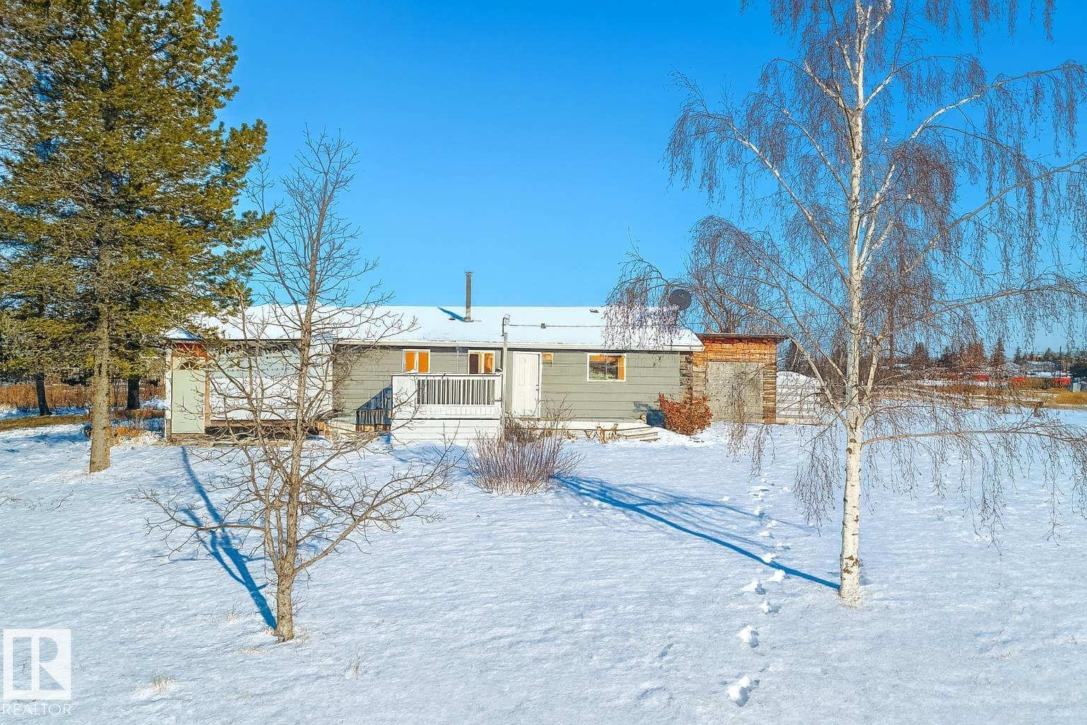 4715 49 AV photo 3
