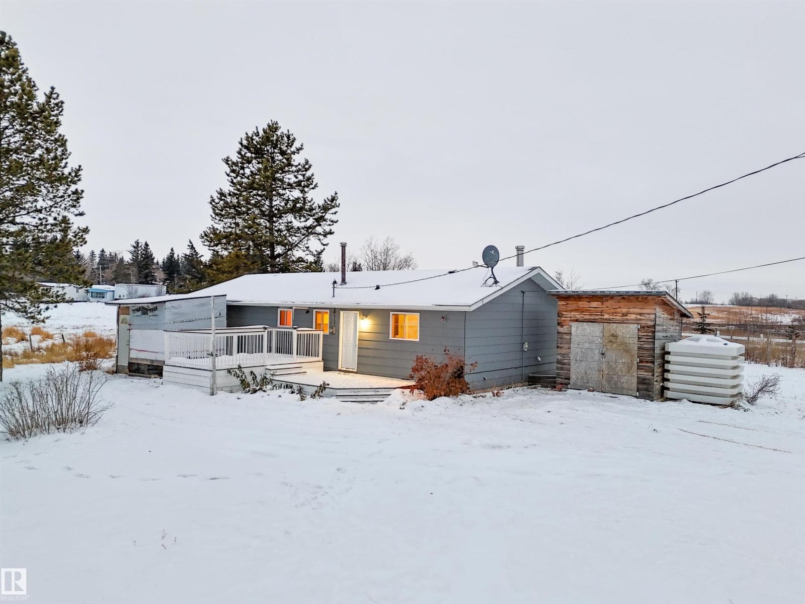 4715 49 AV photo 2