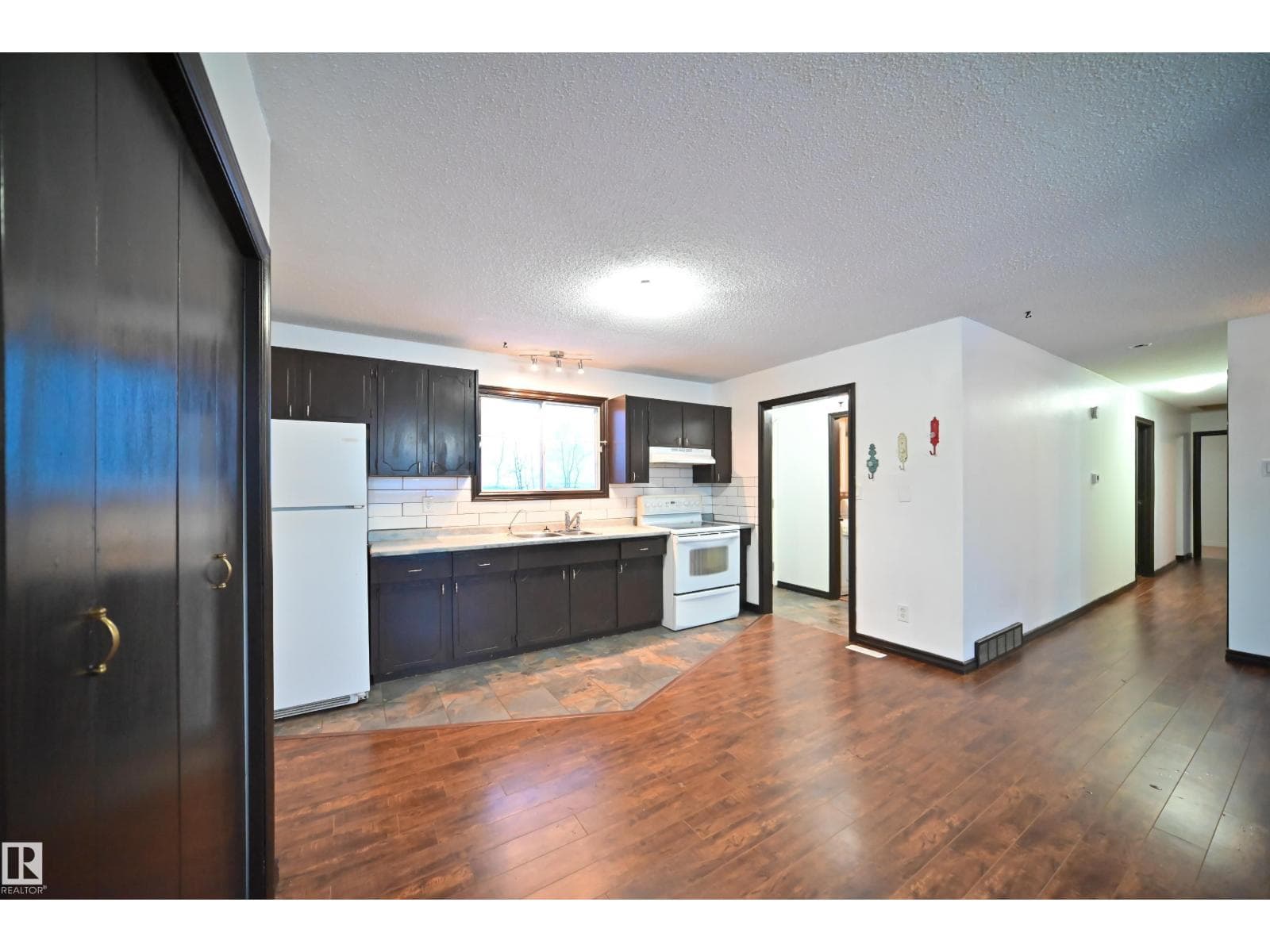 4715 49 AV photo 10