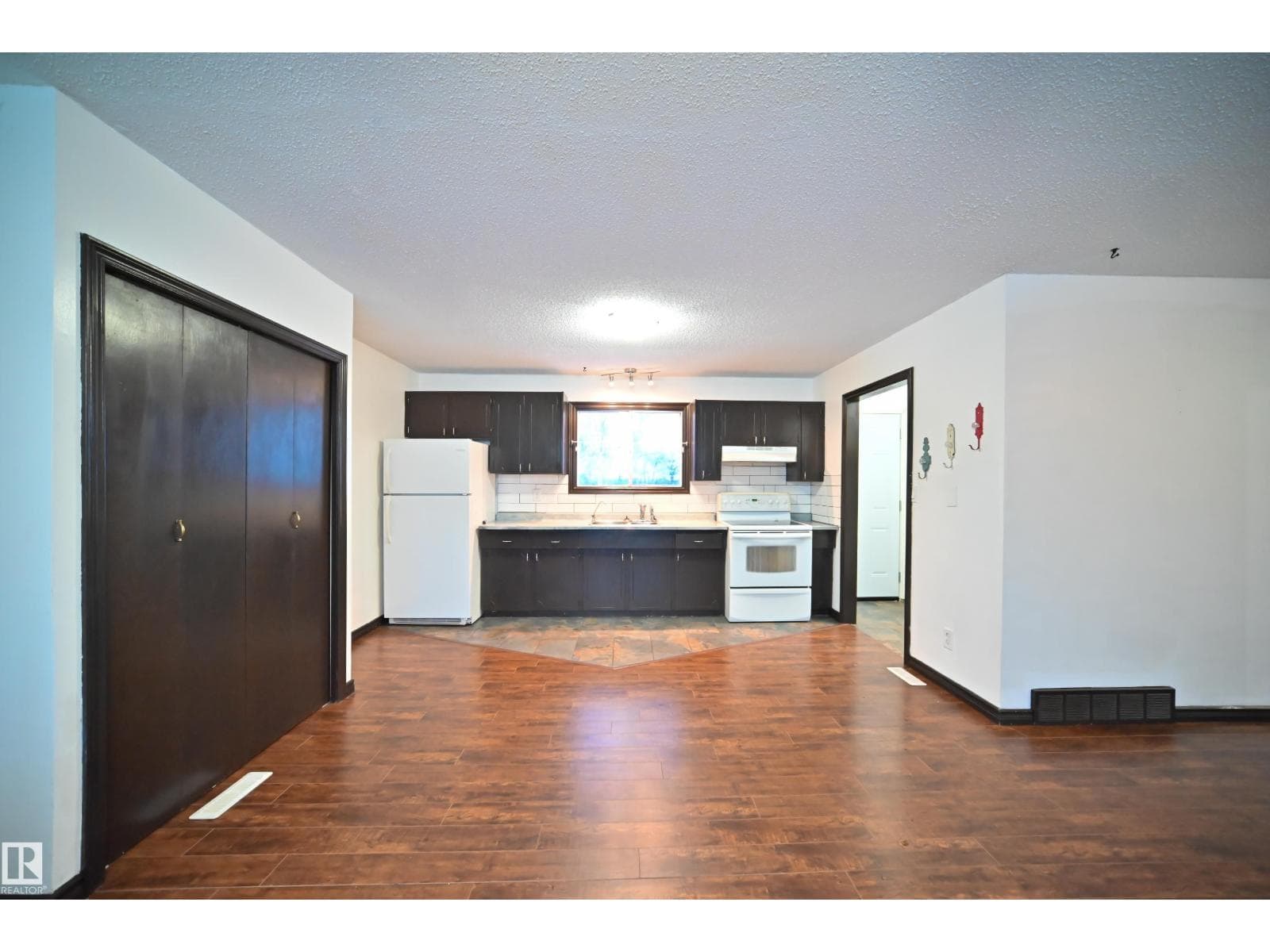 4715 49 AV photo 12