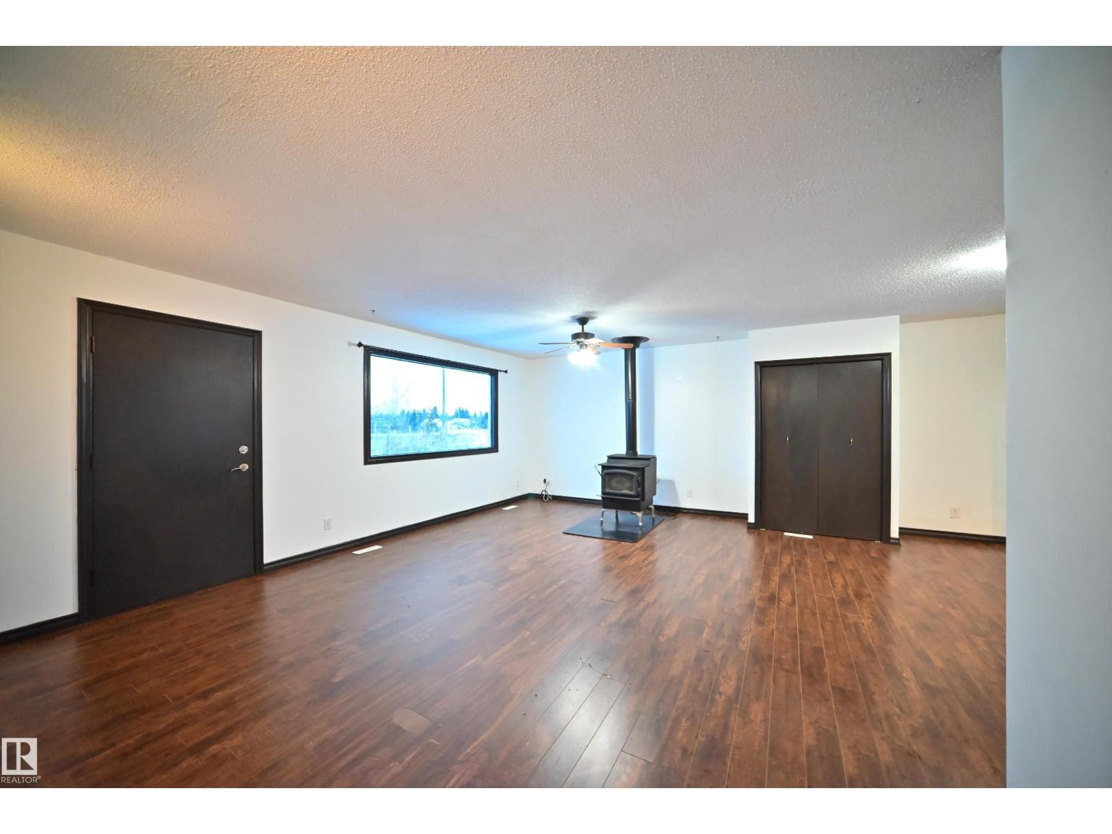4715 49 AV photo 11