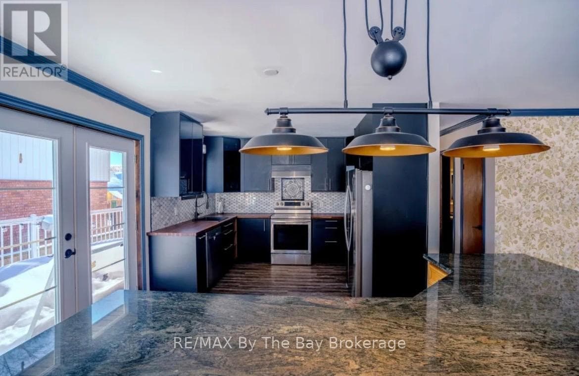 247 SIMCOE STREET photo 2