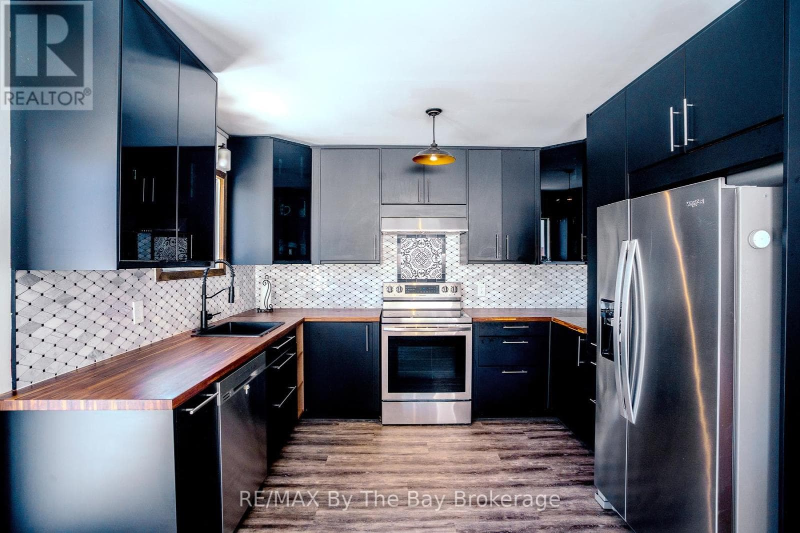 247 SIMCOE STREET photo 3