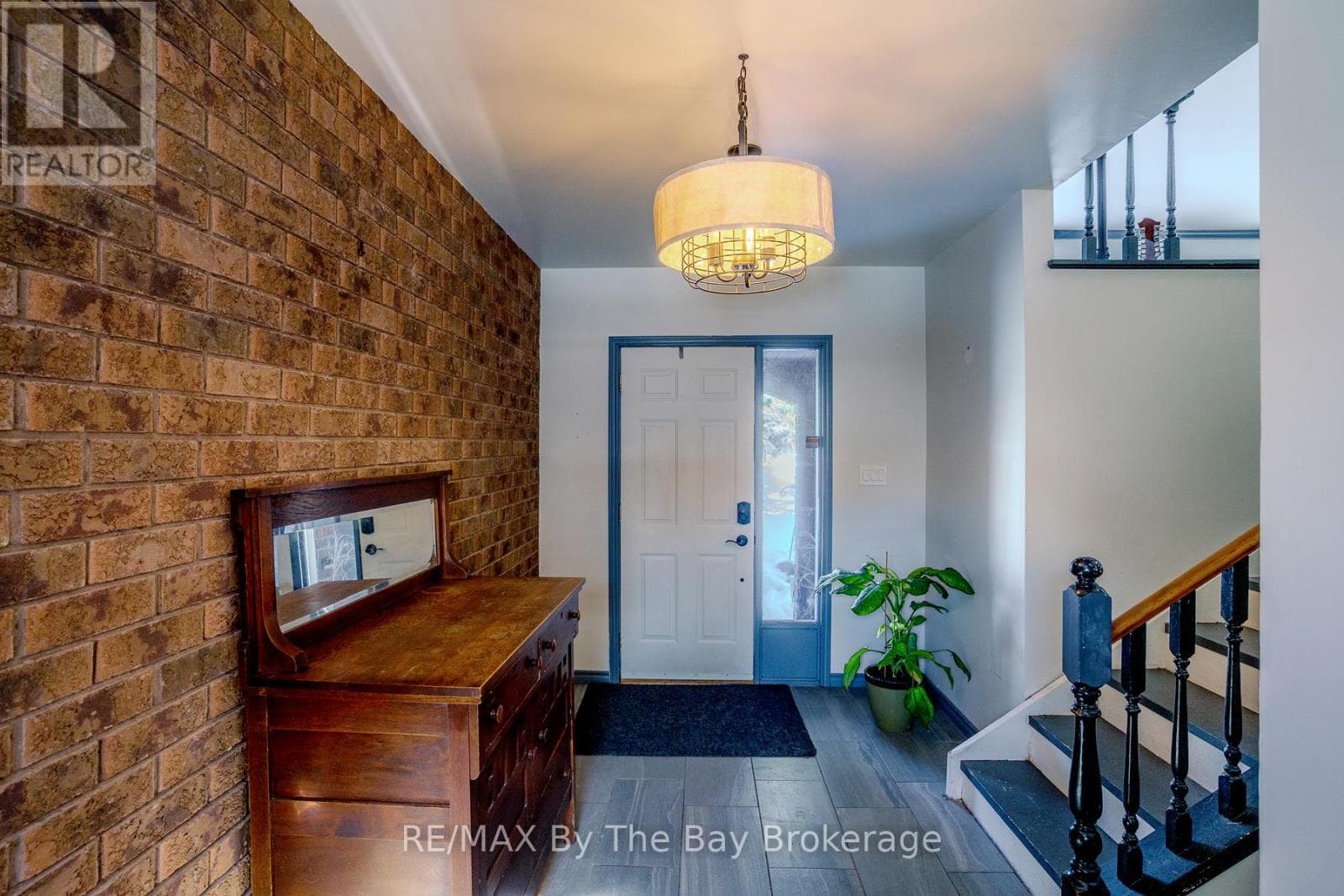 247 SIMCOE STREET photo 5