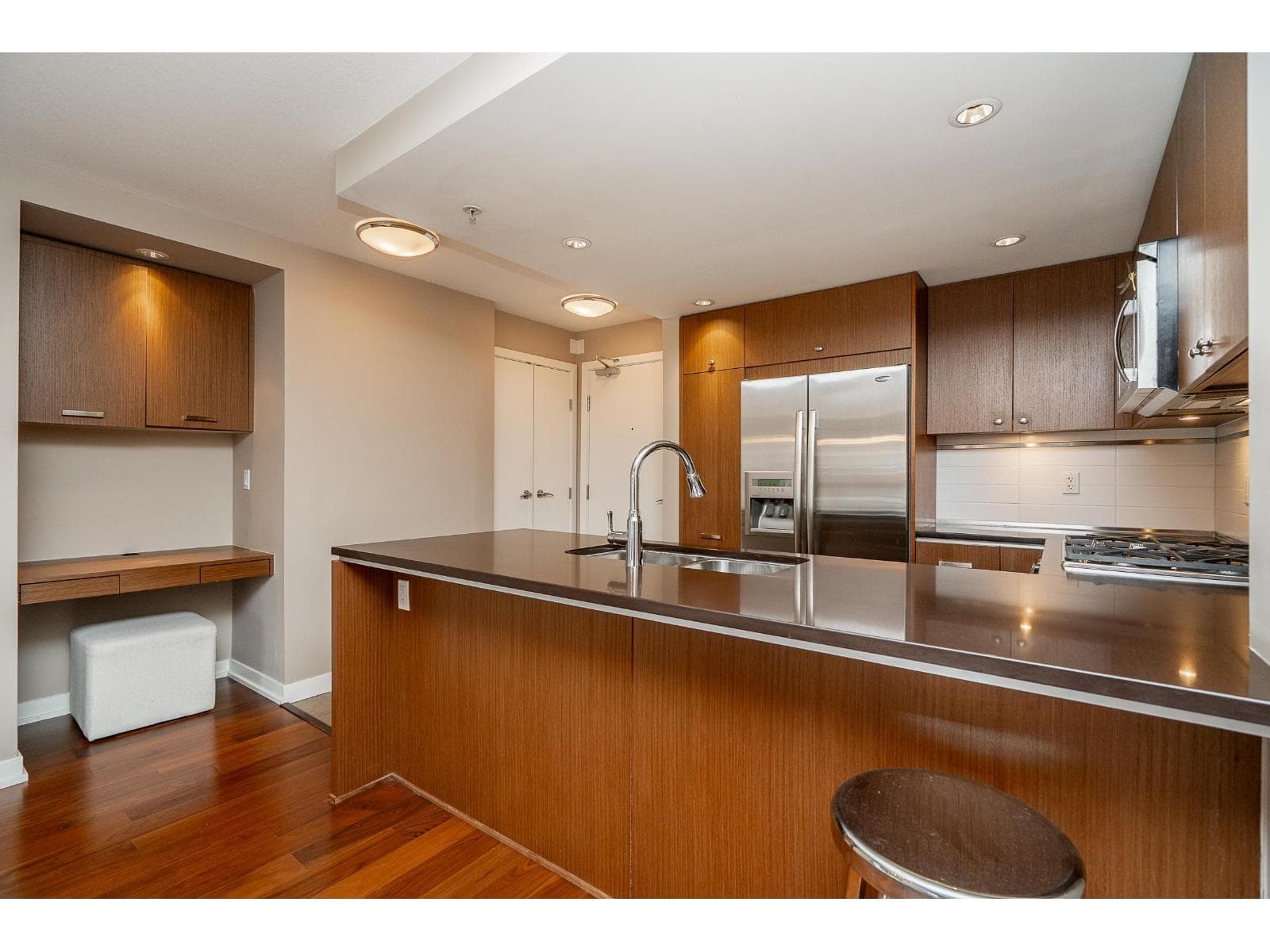 303 2950 KING GEORGE BOULEVARD photo 3