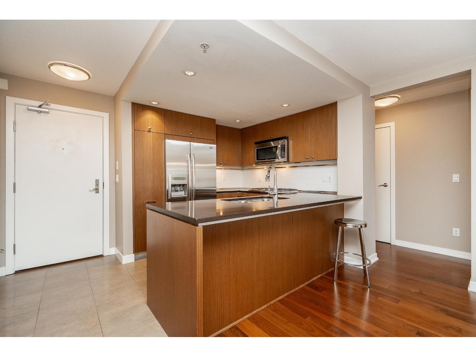303 2950 KING GEORGE BOULEVARD photo 2