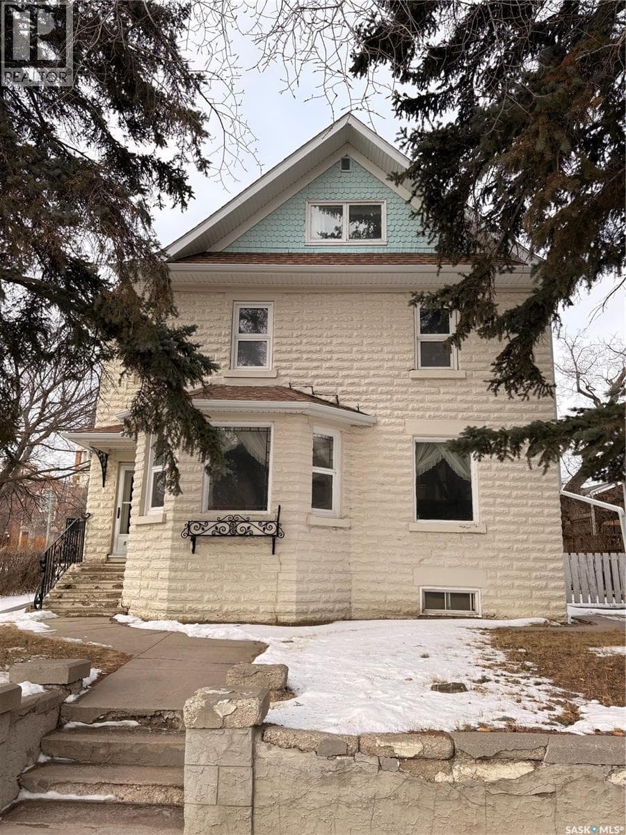 6 bed 3 bath single family at 1102 Grafton AVENUE — $210,000