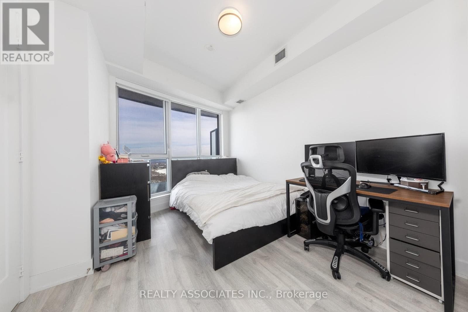 2817 - 585 BLOOR STREET E photo 2