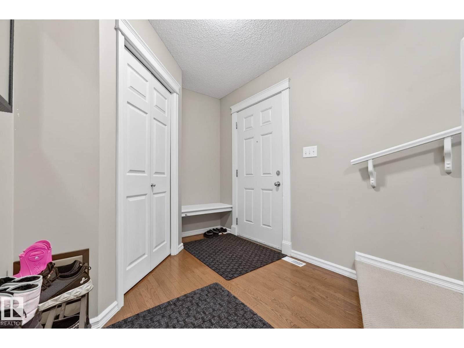 21907 95 AV NW photo 2