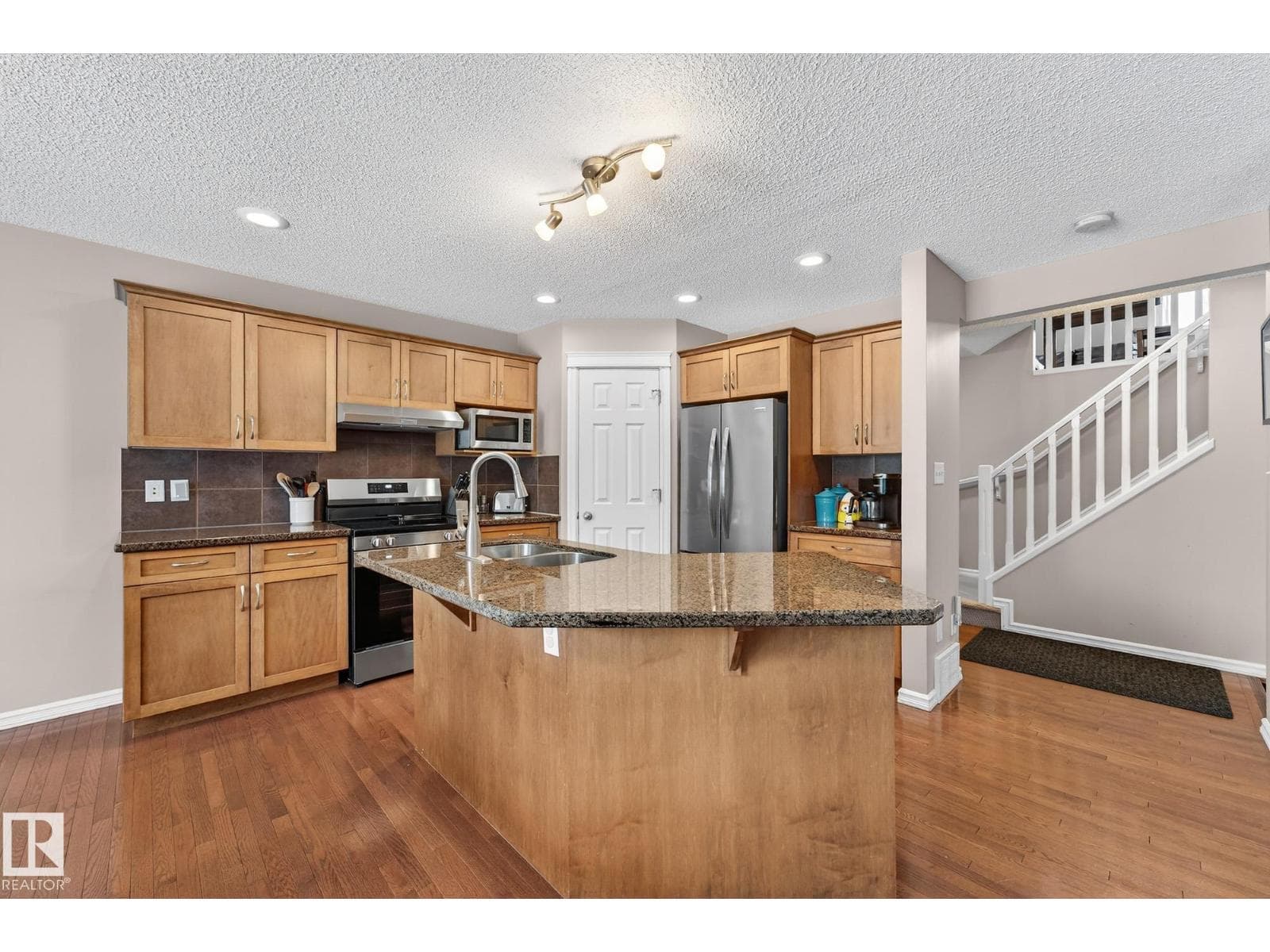 21907 95 AV NW photo 5