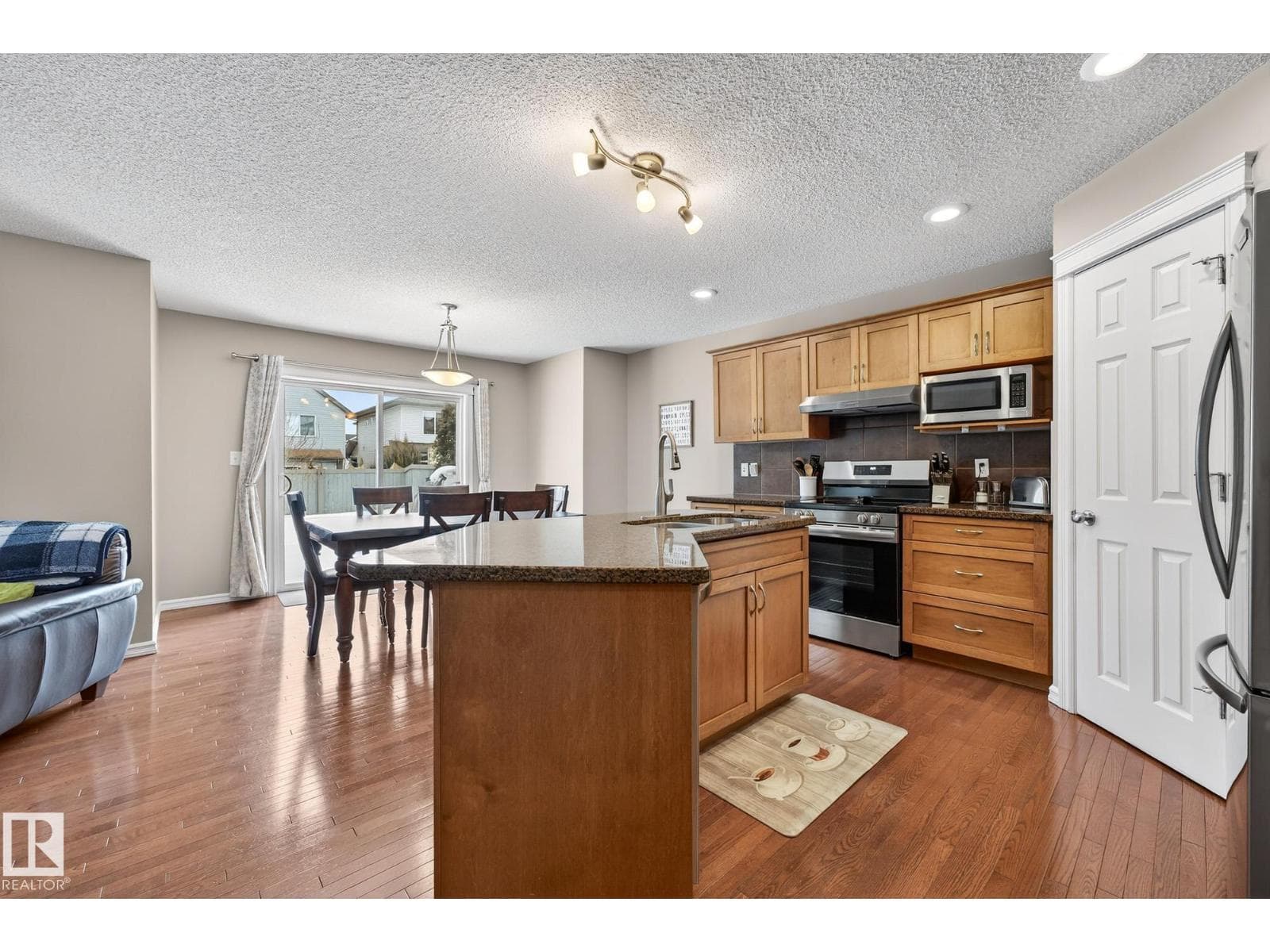 21907 95 AV NW photo 4