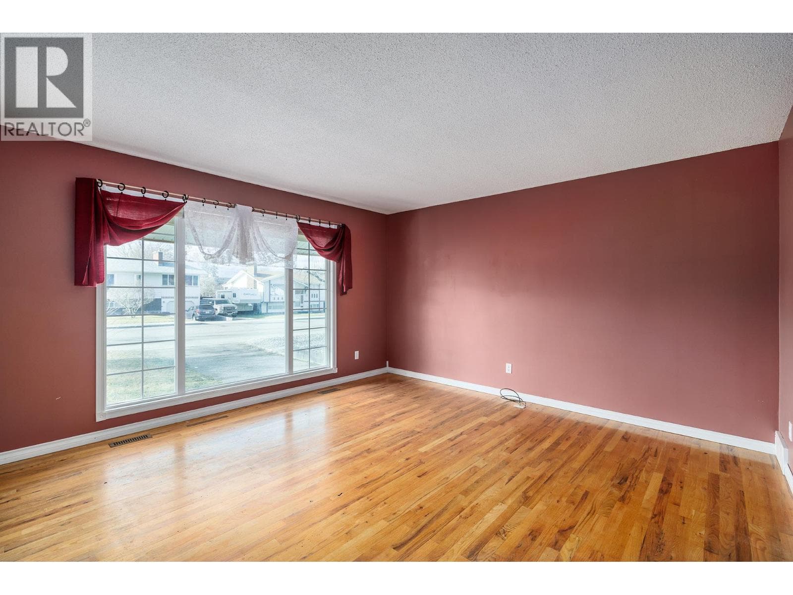 975 Neptune Road photo 3