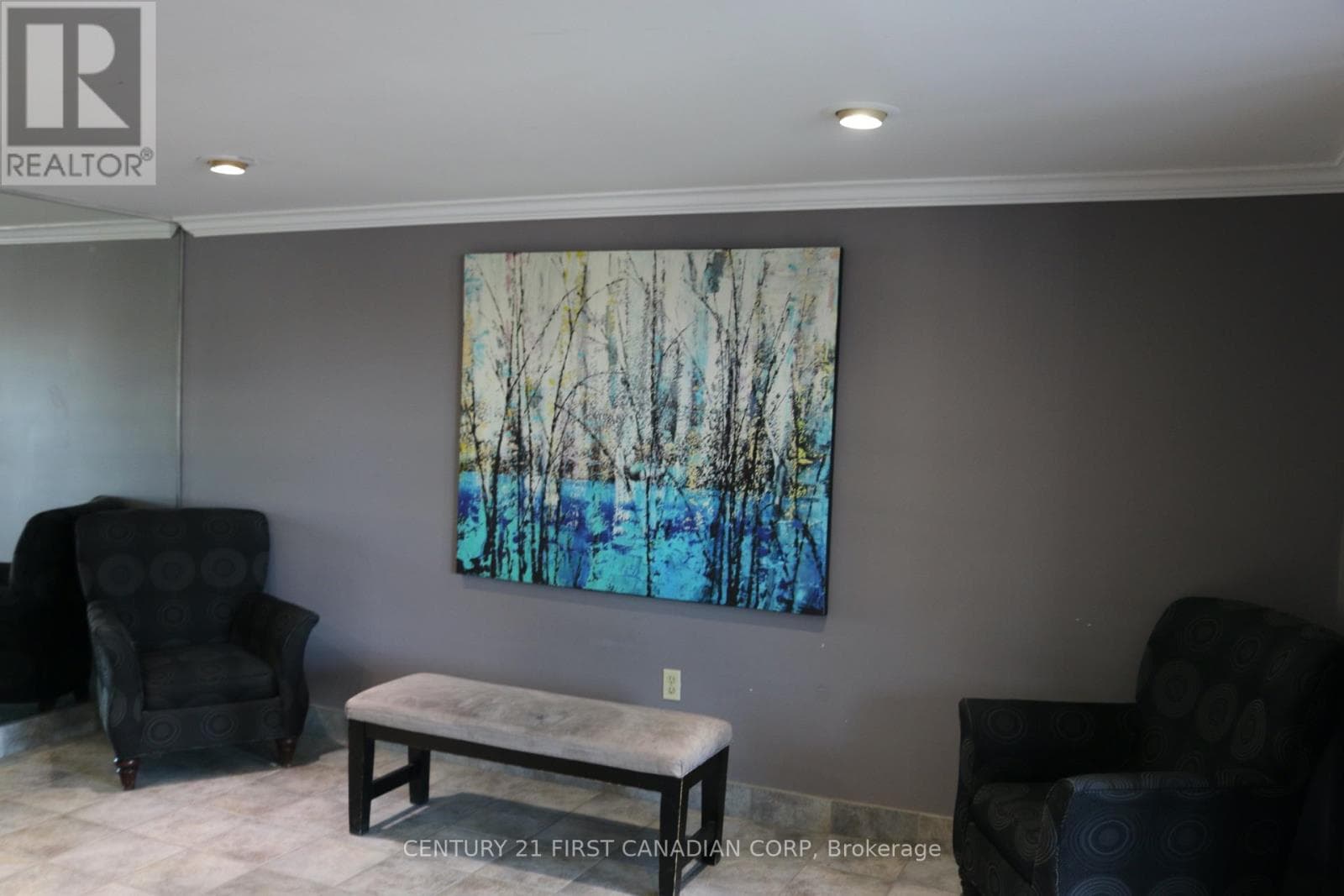 207 - 600 GRENFELL DRIVE photo 3