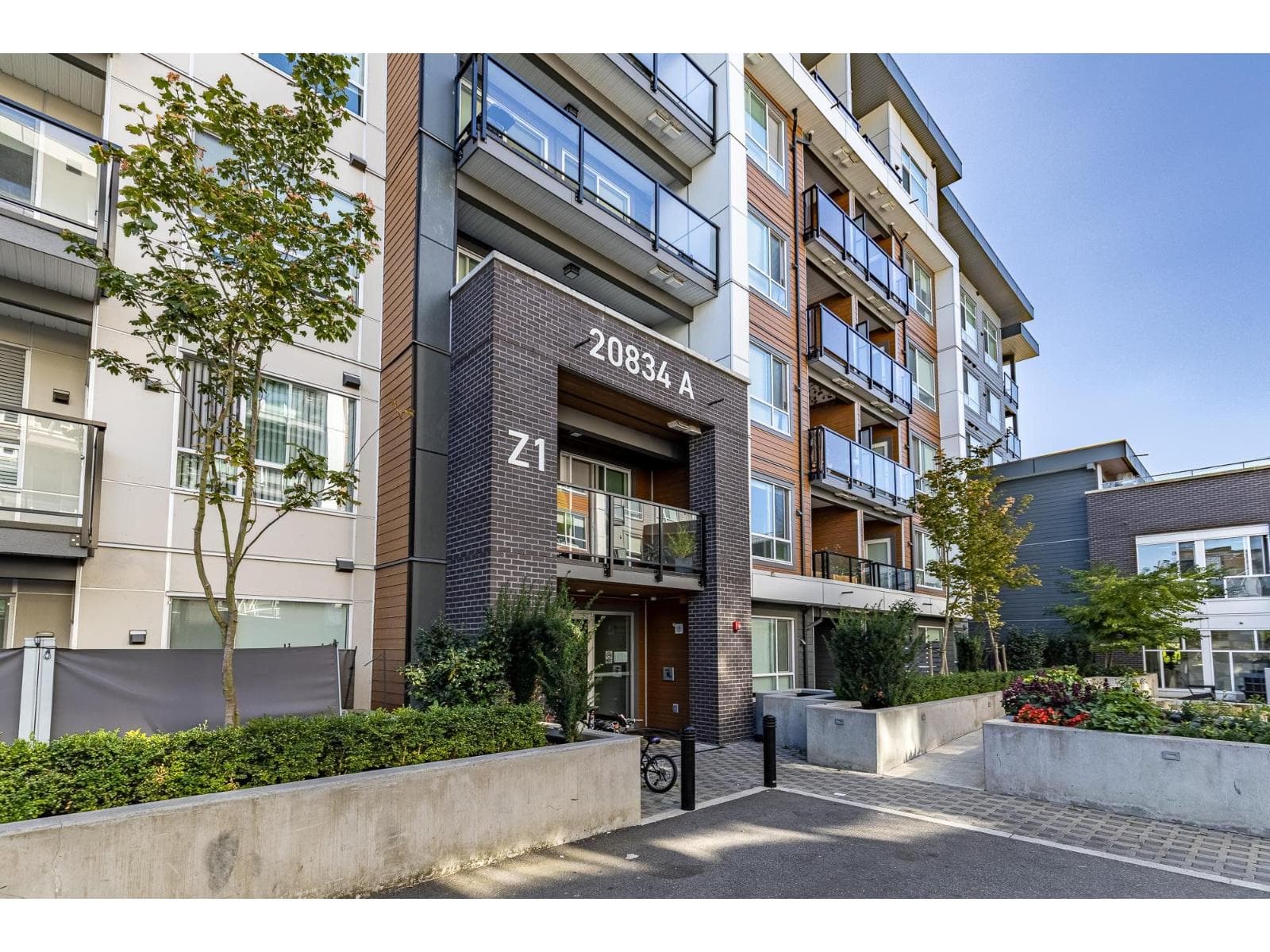 A111 20834 80 AVENUE photo 2