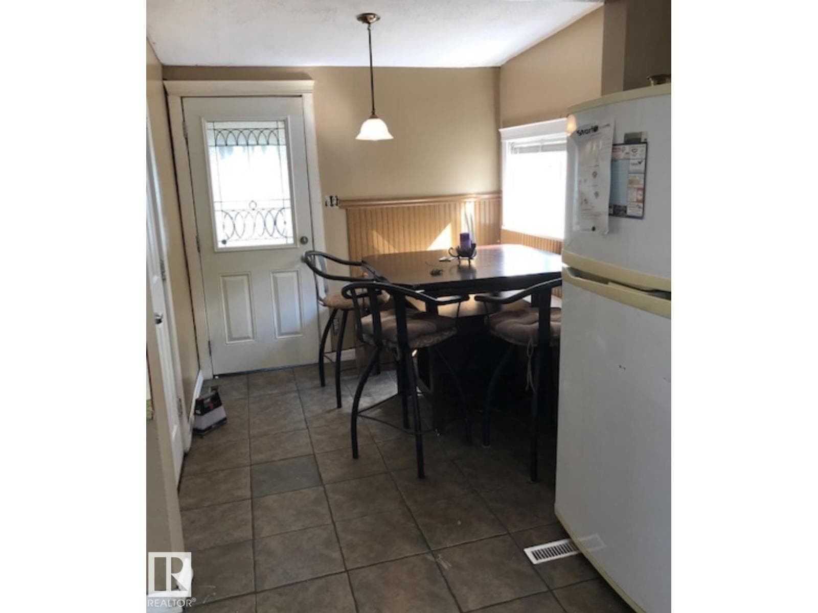 5231 46 ST photo 3