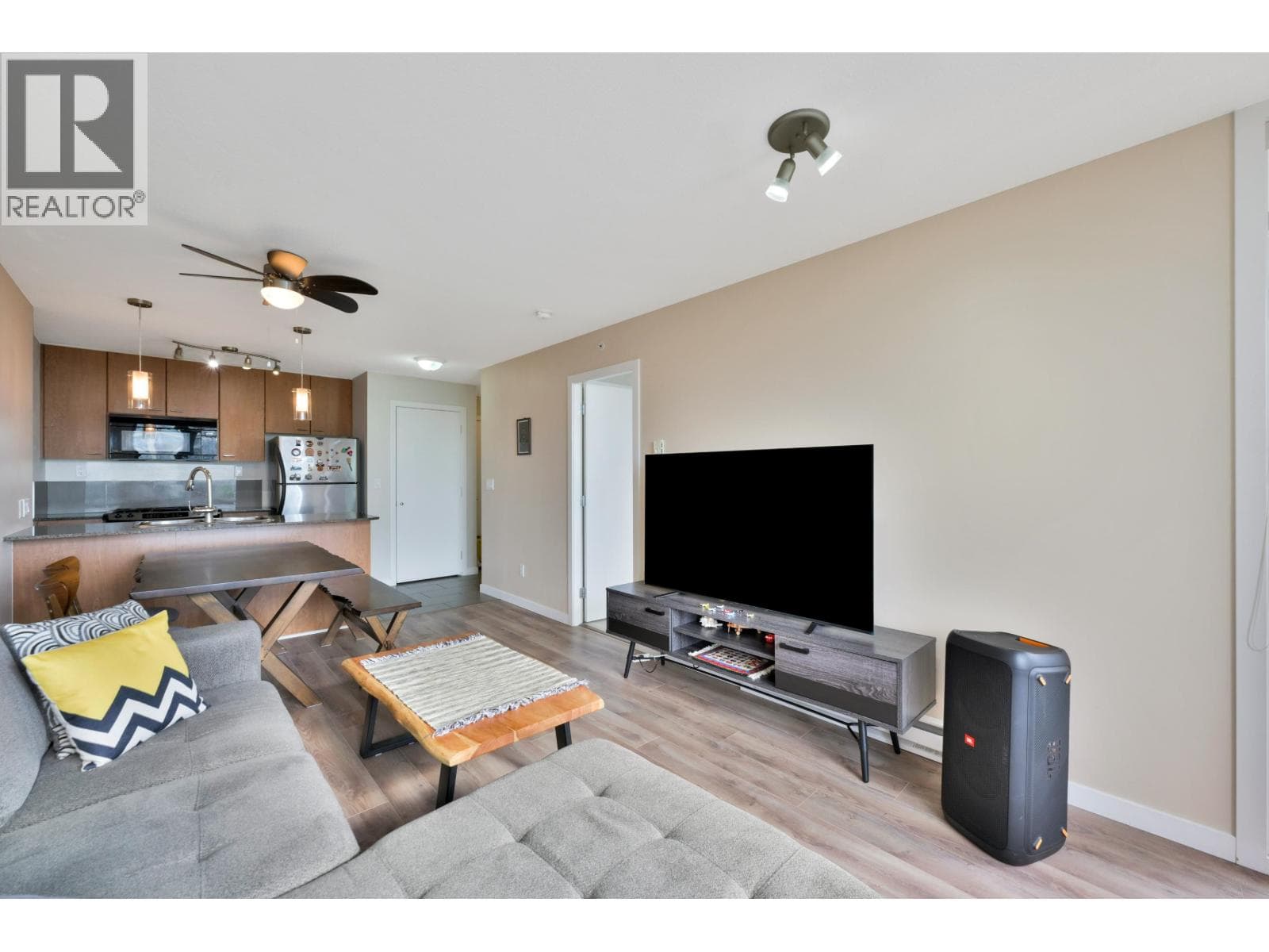 2508 7063 HALL AVENUE photo 5
