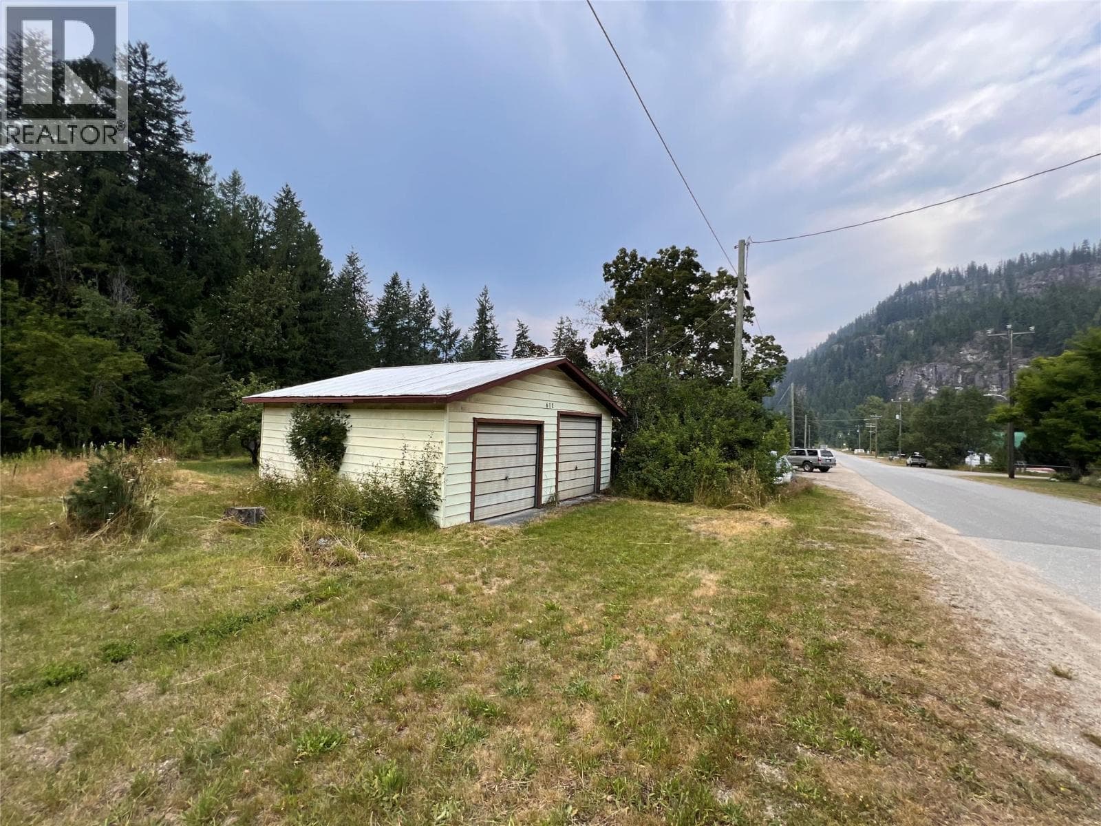 611 Slocan Street photo 3