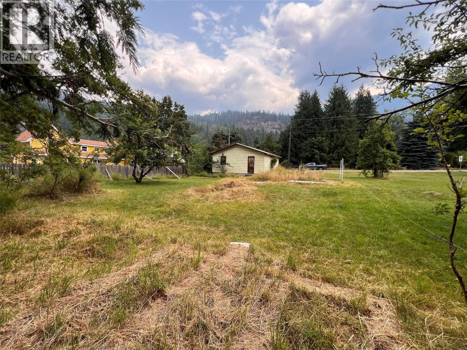 611 Slocan Street photo 2