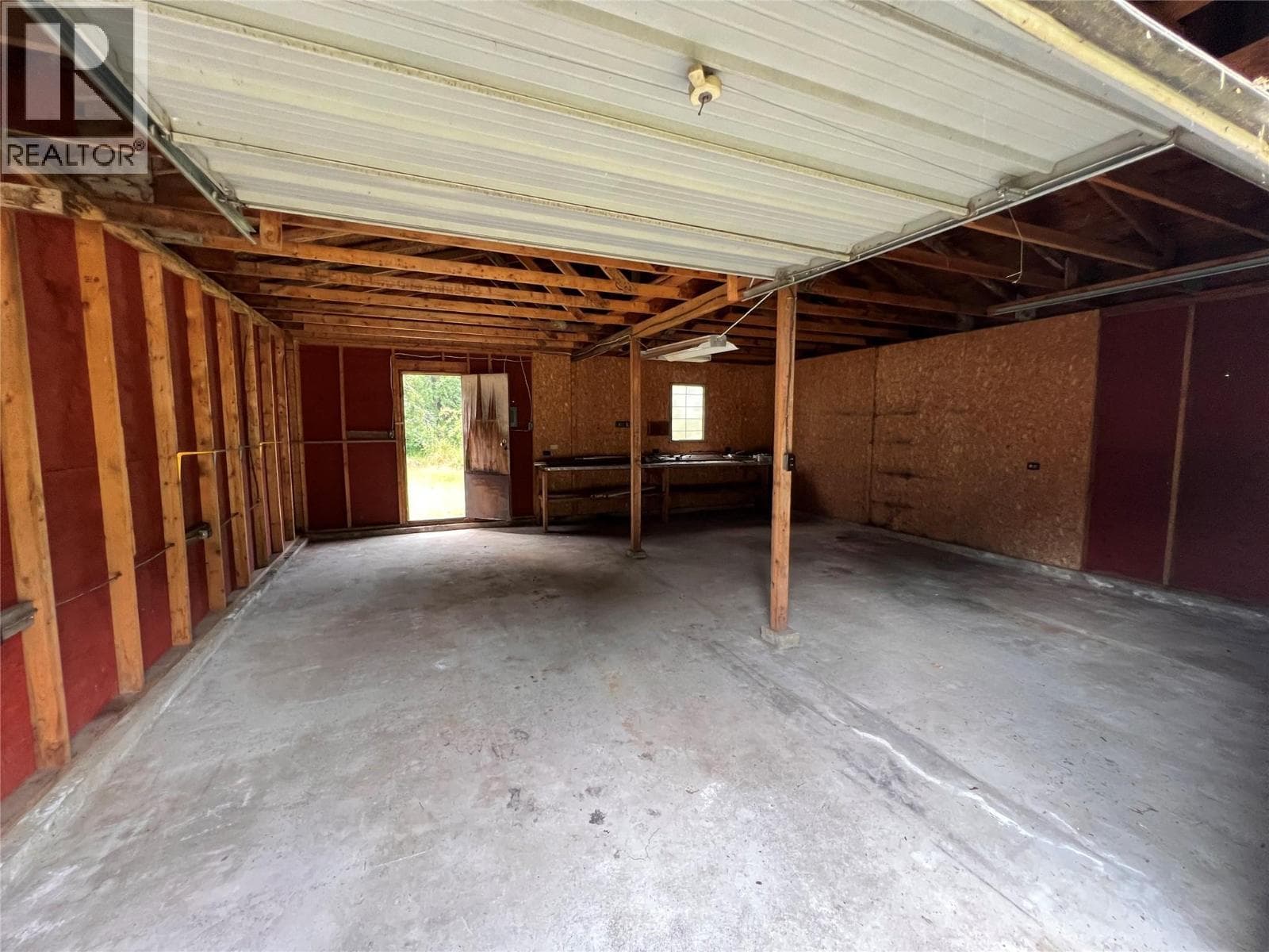 611 Slocan Street photo 4