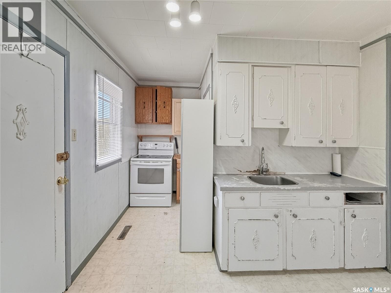 96 10th AVENUE NE — photo 3