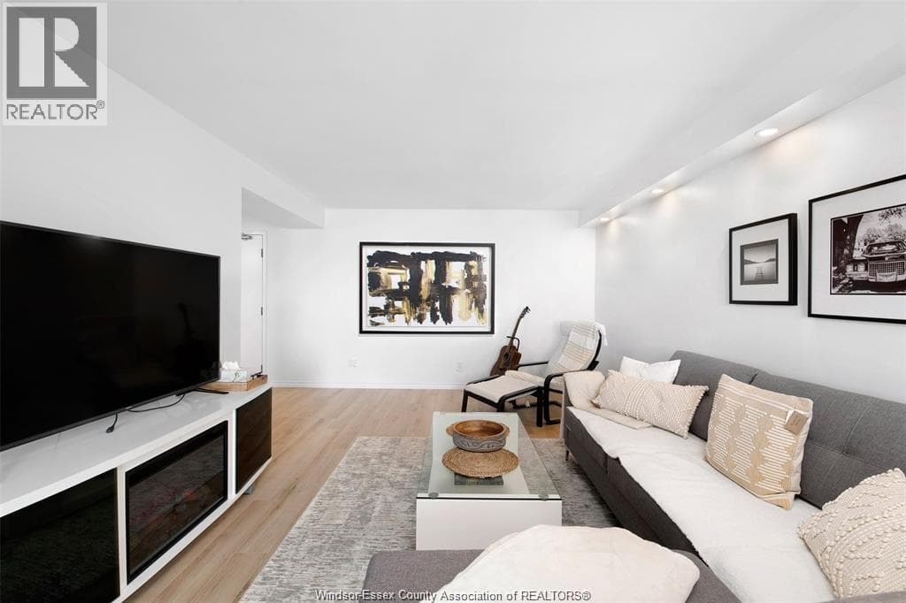 150 PARK Unit# 1807 photo 3