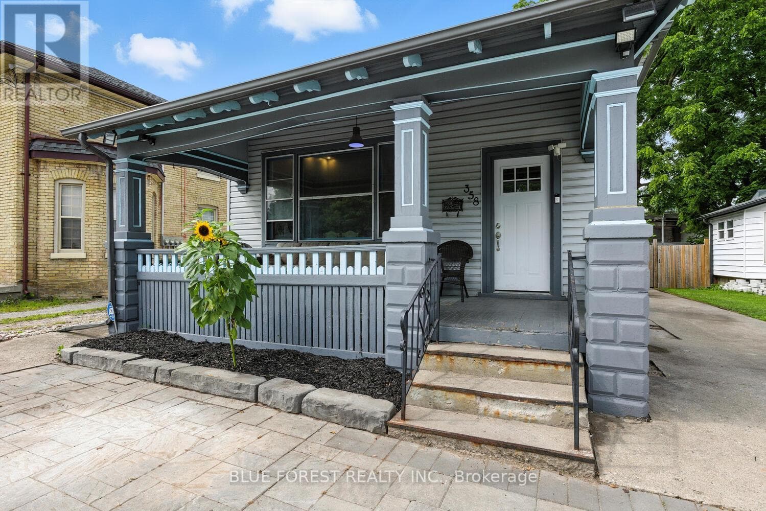358 SIMCOE STREET photo 2