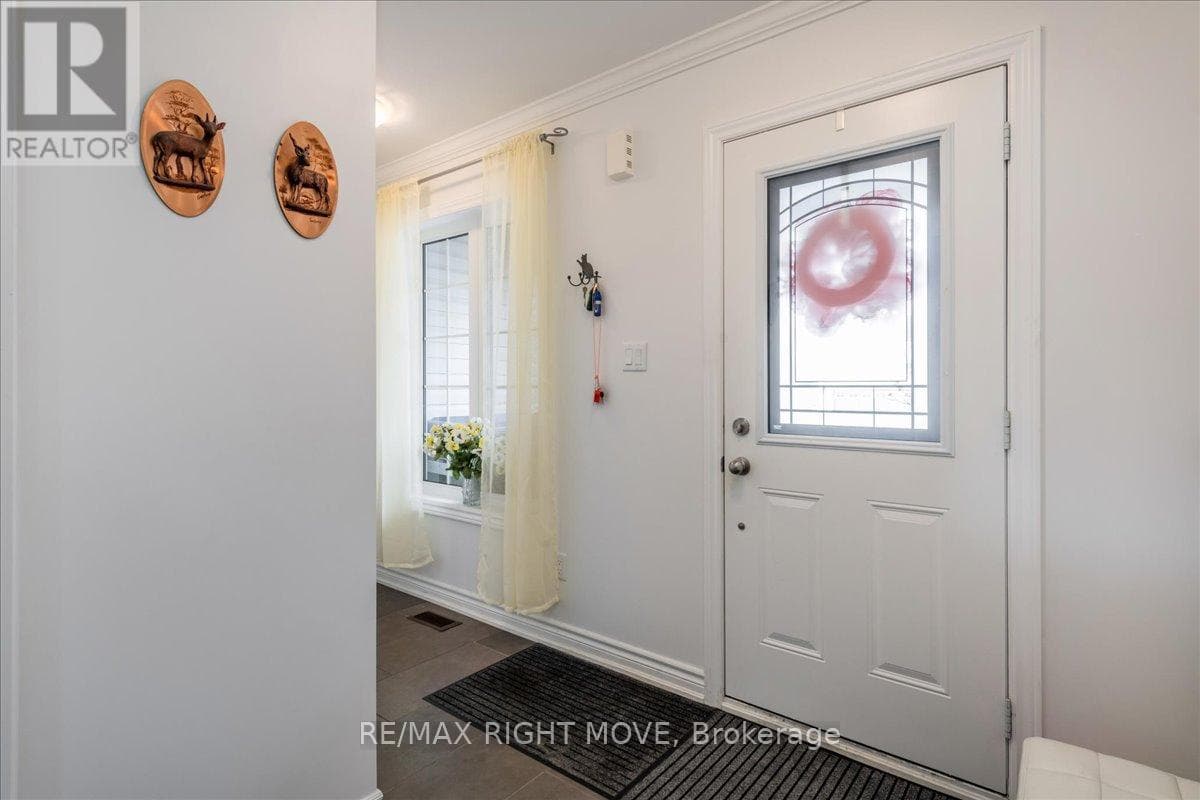 1 SINCLAIR CRESCENT photo 2