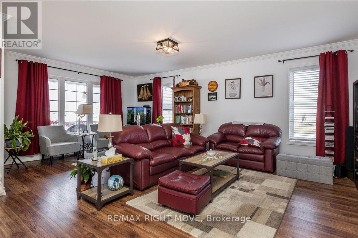 1 SINCLAIR CRESCENT photo 3