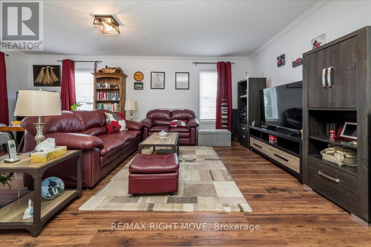 1 SINCLAIR CRESCENT photo 5