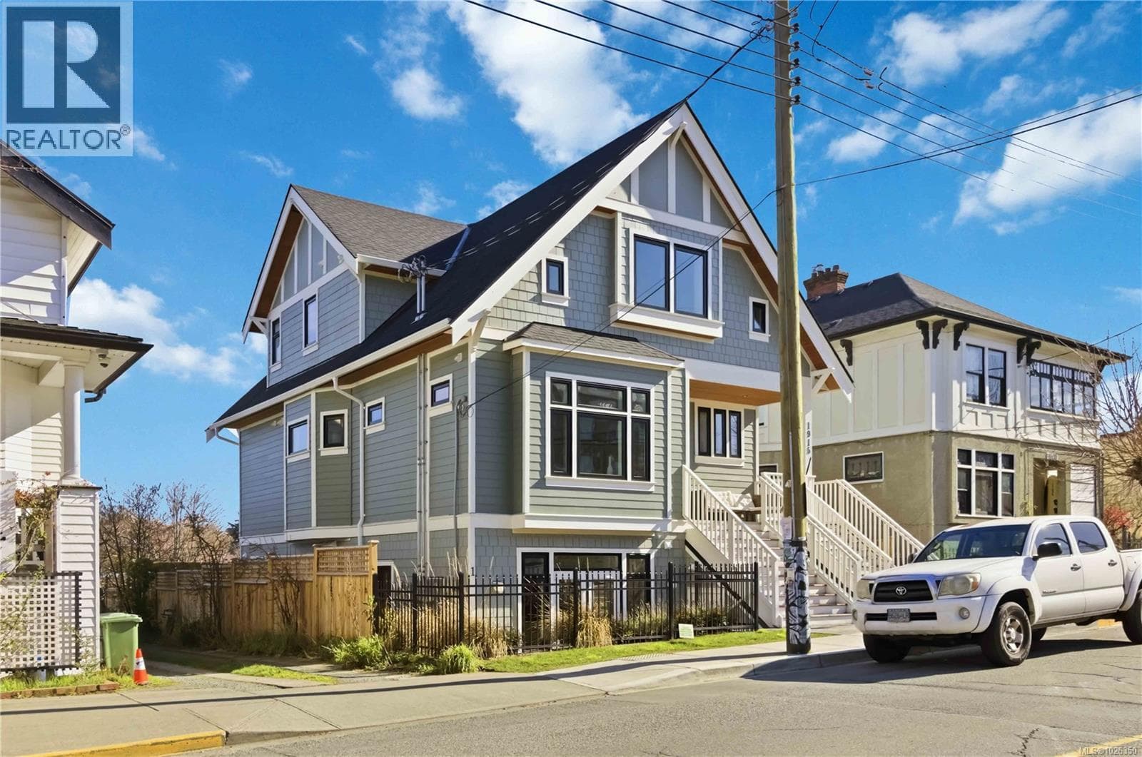 1 bed 1 bath single family at 1 1915 Fernwood Rd — $534,900