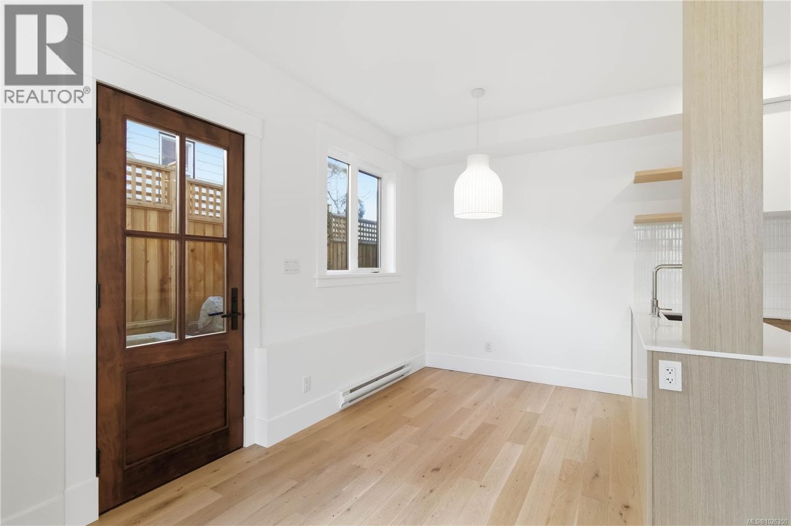 1 1915 Fernwood Rd photo 3