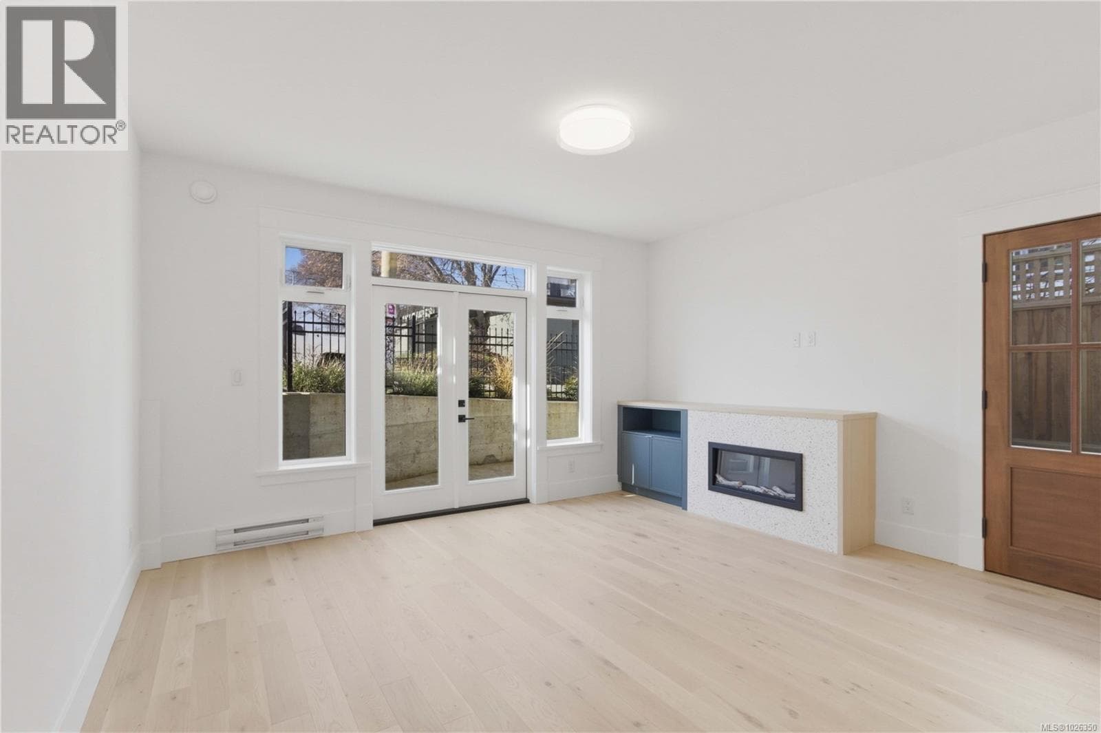 1 1915 Fernwood Rd photo 5