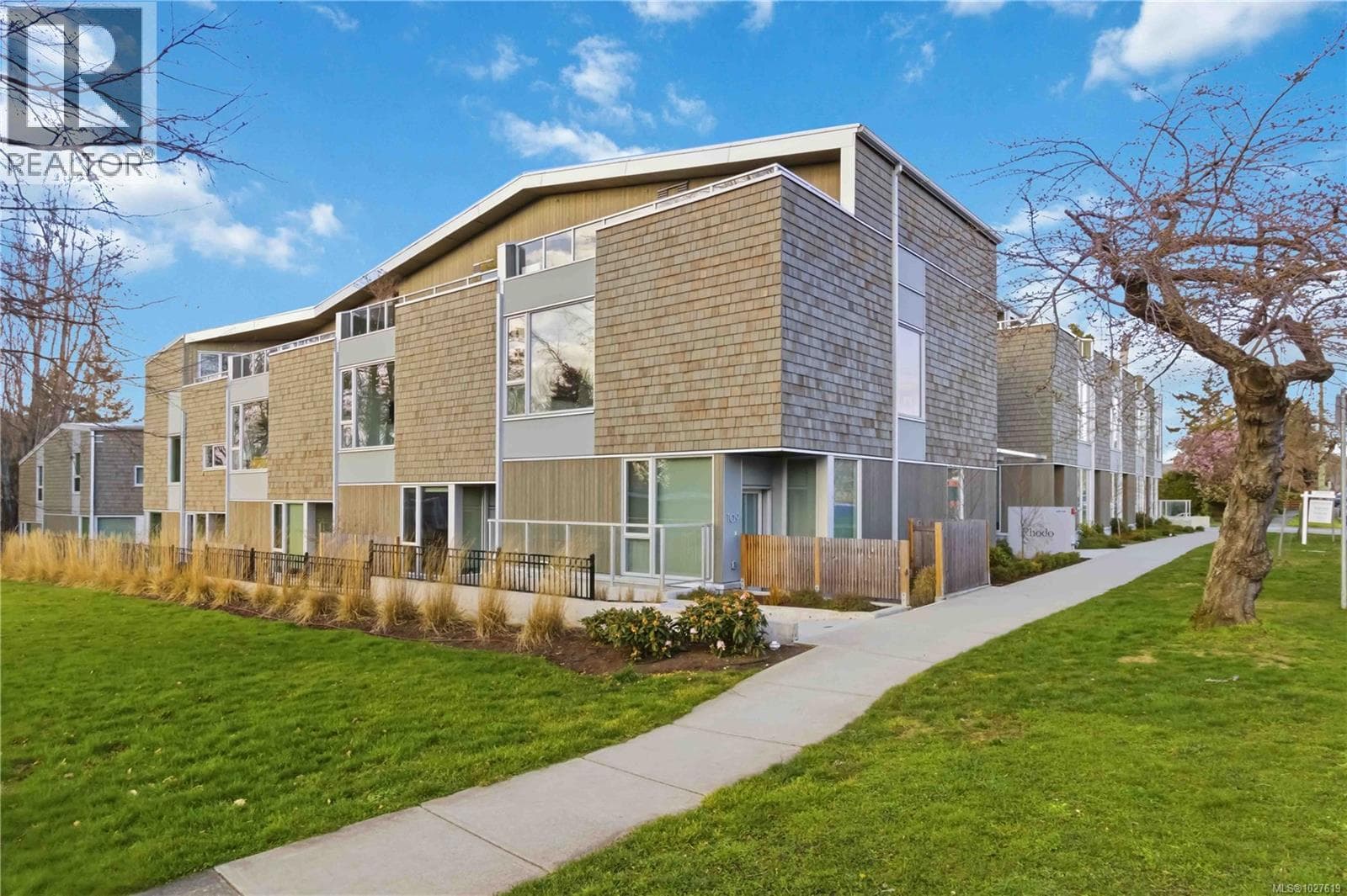 1 bed 1 bath single family at 122 1720 Fairfield Rd — $489,000