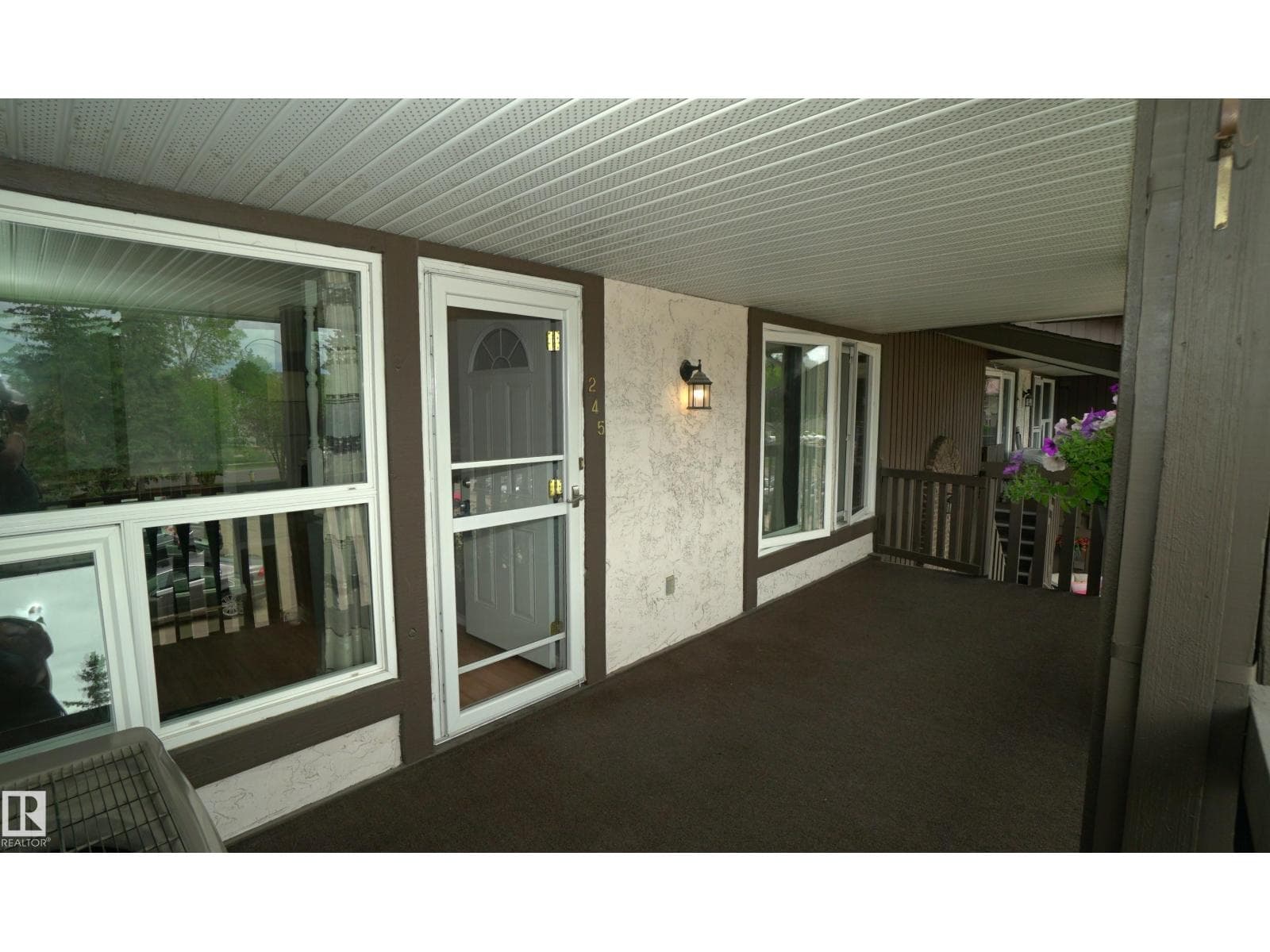 245 SURREY GARDENS NW — photo 3