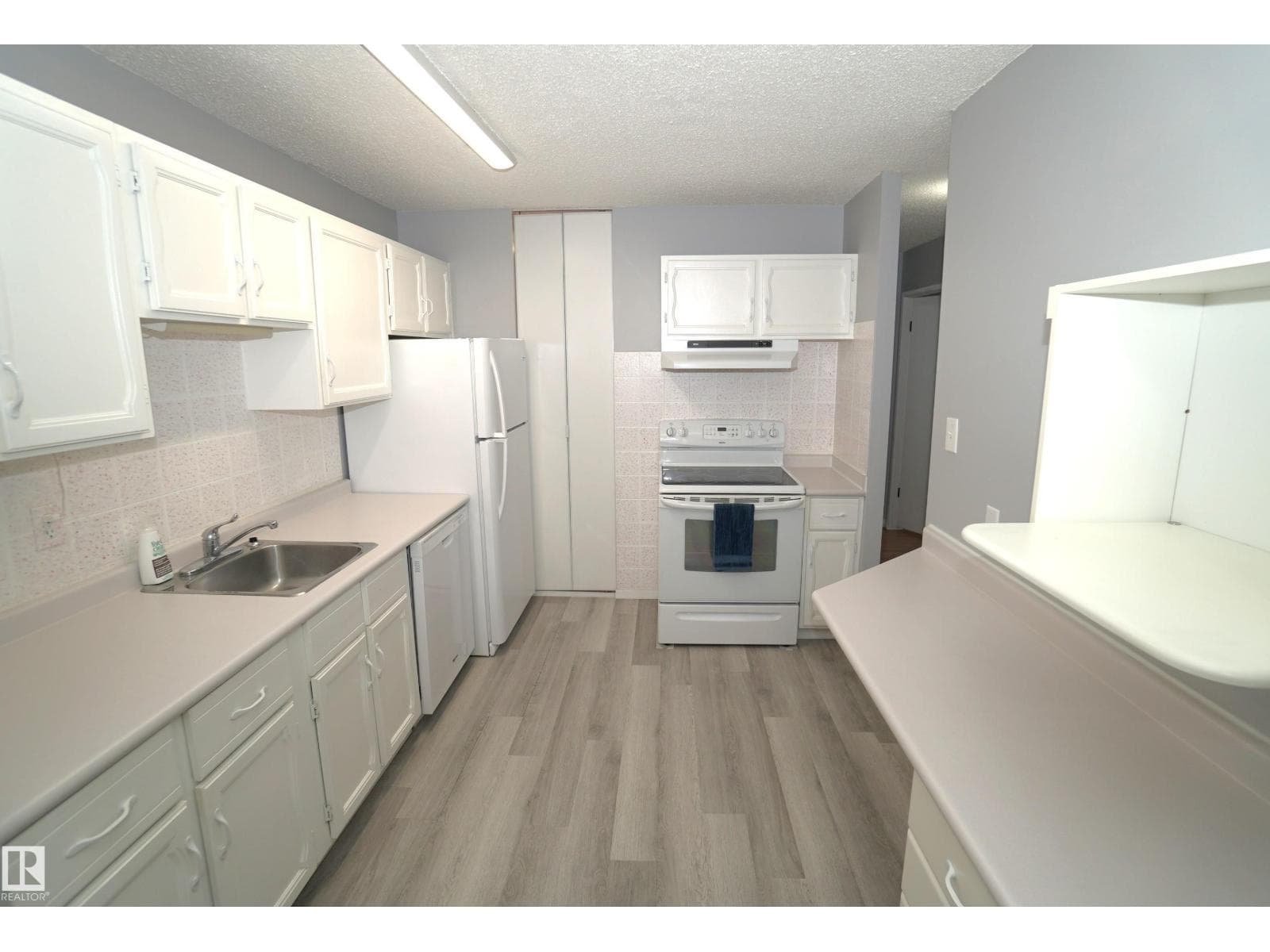 245 SURREY GARDENS NW — photo 4