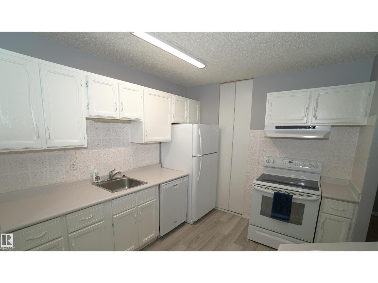 245 SURREY GARDENS NW — photo 5