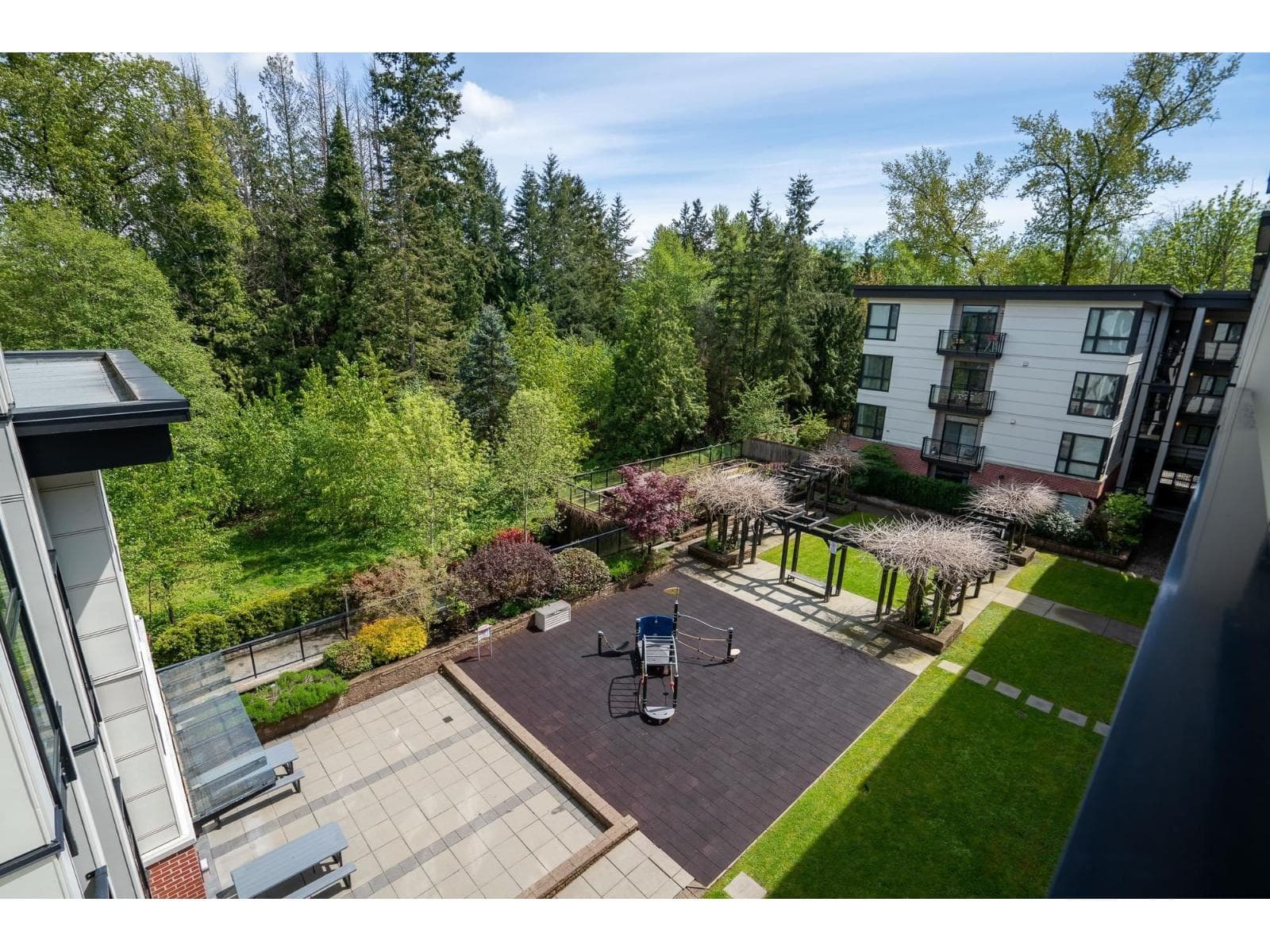 411 14358 60 AVENUE photo 2
